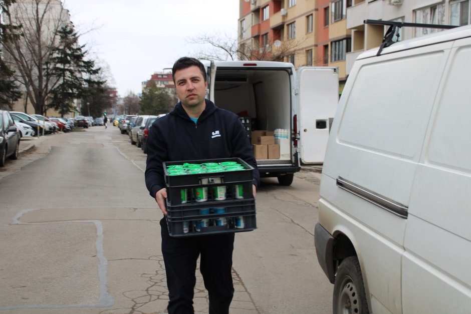 Директорът на "ЕлБи Булгарикум" Николай Маринов разнася мляко 