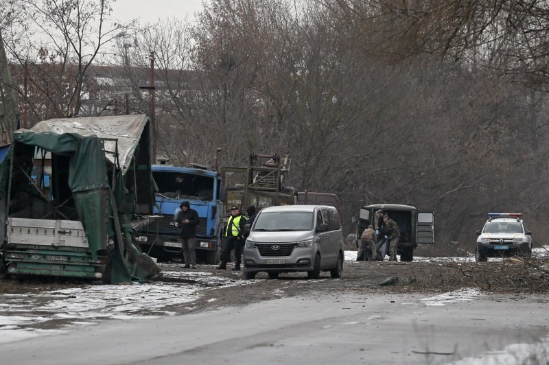 Членове на специален екип преместват тялото на мъж, убит при ракетен удар по Киев, Сн. ЕПА/БГНЕС