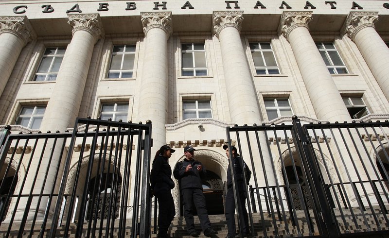 Сигнали за бомби затвориха за часове Съдебната палата и Районния съд в София
