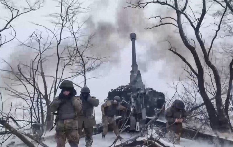 Руска артилерия в действие, някъде в Донецка област на Източна Украйна, Сн. ЕПА/БГНЕС