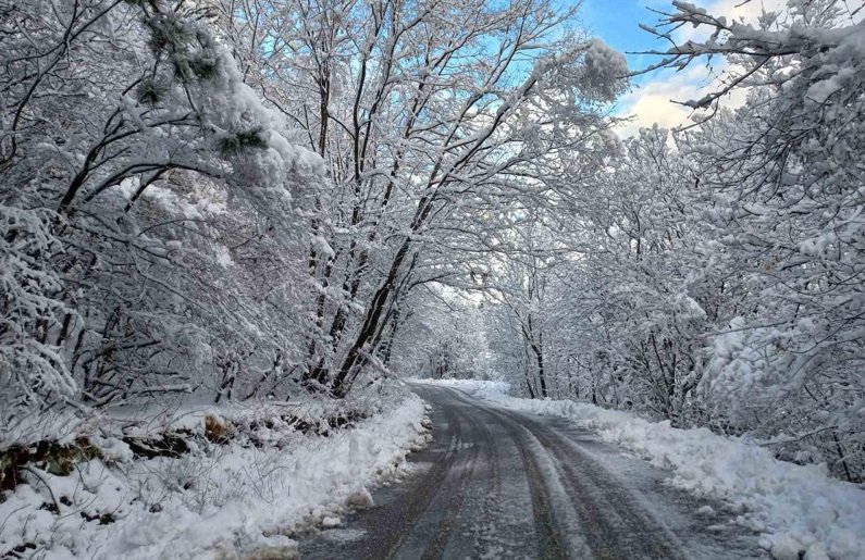 АПИ апелира шофьорите да бъдат внимателни заради снеговалеж в редица области в страната