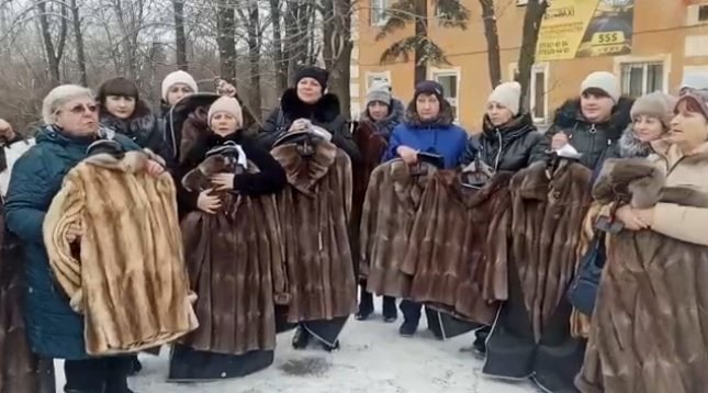 Как в ДНР на "войнишките вдовици" подаряват кожени палта, а после им ги прибират