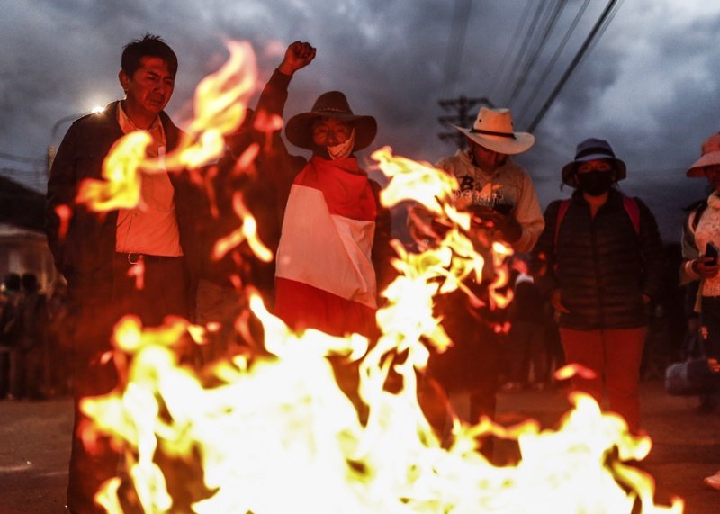 Протестиращите в Перу блокират пътища и мостове. Сн. ЕПА/БГНЕС