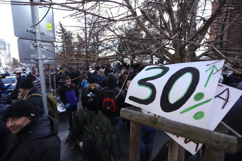 Работещи в градския транспорт на София се събраха на протест пред общината с искане за 30-процентно увеличение на заплатите си. Сн. БГНЕС