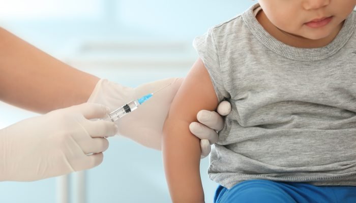 Обхватът на децата със задължителните ваксини се повишава след критичния спад