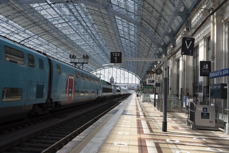 Отменени влакове и полети във Франция заради поредна стачка