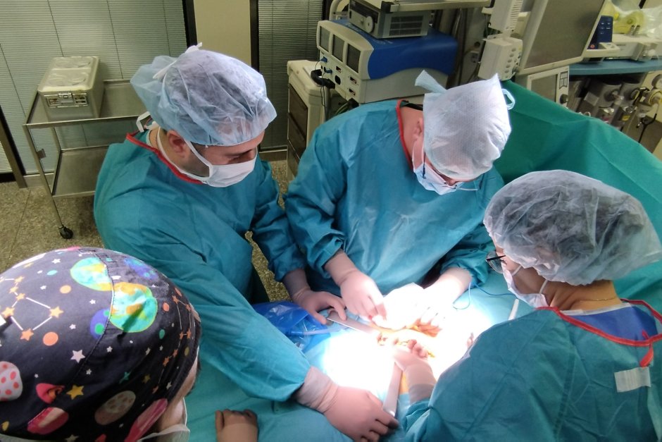 Първа трансплантация за годината с дарен от майка на син бъбрек