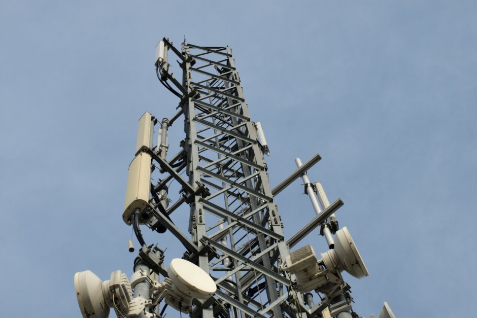 Омбудсманът иска КЗК да провери за картел увеличените цени на мобилните оператори