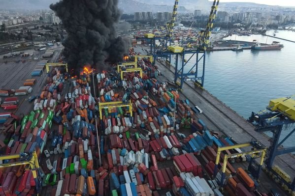 Контейнери горят на турското пристанище Искендерун