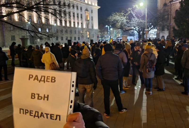 "Радев пак се прояви като защитник на Кремъл". Граждани протестираха срещу президента