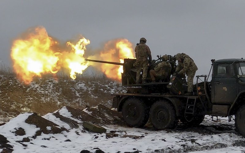 Украински войници стрелят със зенитно оръдие по позиция край Бахмут. Снимка: ЕПА/БГНЕС