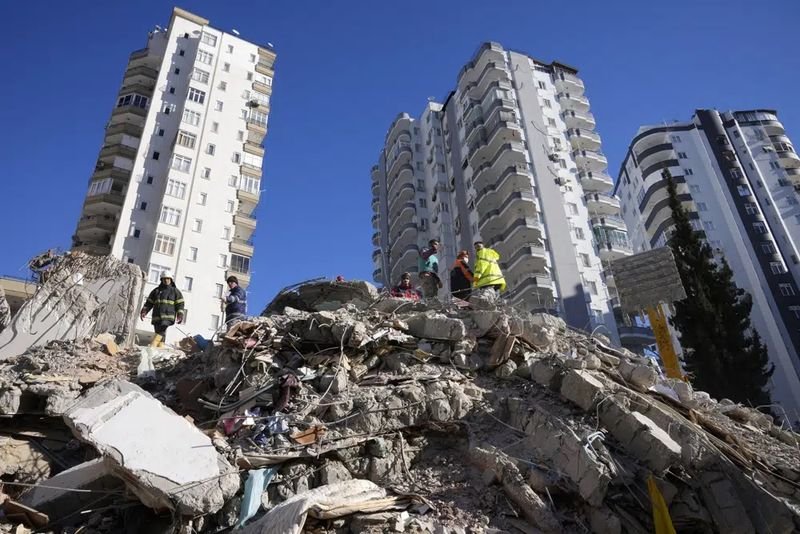 Спасители търсят оцелели в развалините на сграда в Адана във вторник