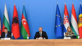 Баку вдига газовите доставки за Европа, планира кабел за зелен ток през Черно море