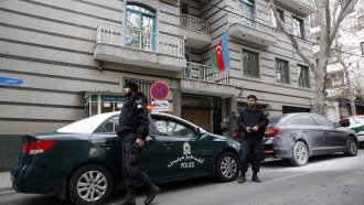 Въоръжено нападение срещу азербайджанското посолство в Техеран, един убит