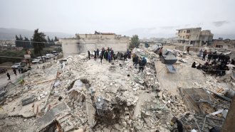В опустошения от войната Идлиб сирийци са оставени сами да се справят след земетресението