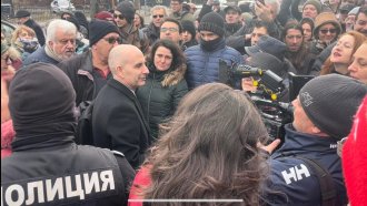 Протести пред БНР “за“ и “против“ уволнението на Волгин