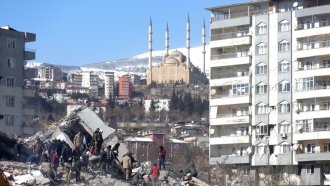Един българин е сред над 19-те хиляди жертви на земетресението в Турция