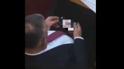 Сръбски депутат бе хванат да гледа порно по време на дебата за Косово