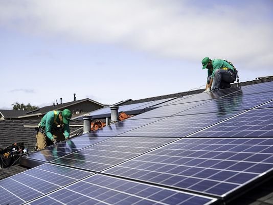 Дългосрочни ВЕИ договори и продажба на слънчев ток на съседа предлага ЕК