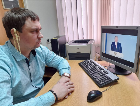 Руски политик отива на съд, защото е гледал реч на Путин със спагети по ушите (Видео)
