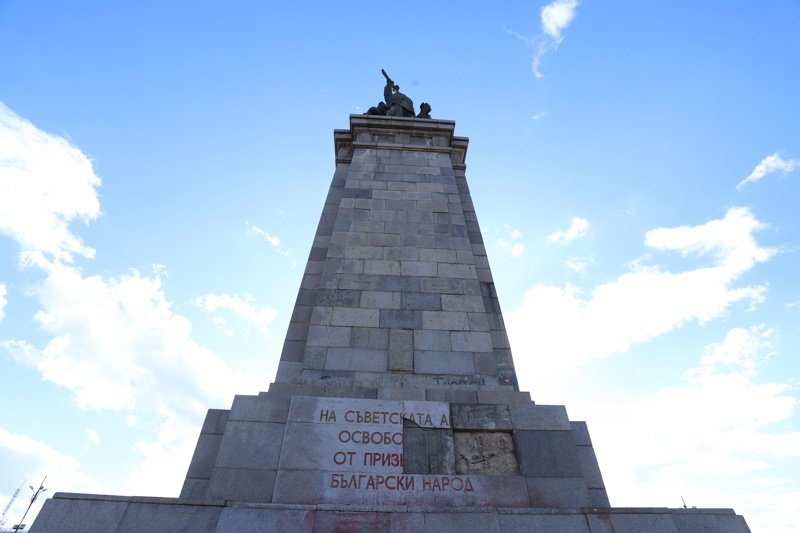 БСП-София иска да възстанови счупения надпис на Паметника на Съветската армия