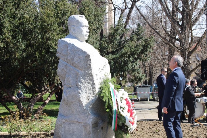 Премиерът Гълъб Донев поднесе венец пред паметника на Димитър Пешев в центъра на Кюстендил