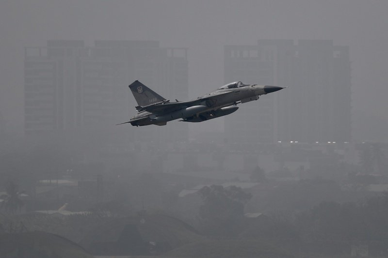 Масово навлизане на китайски военни самолети в зоната за отбрана на Тайван