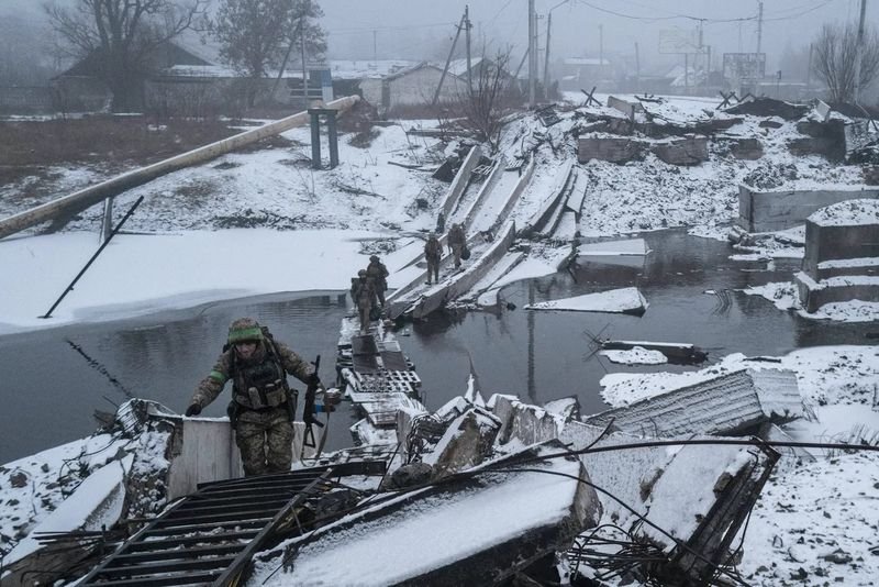 Бойна част на Киев устоява на руски атаки и леден студ в Източна Украйна