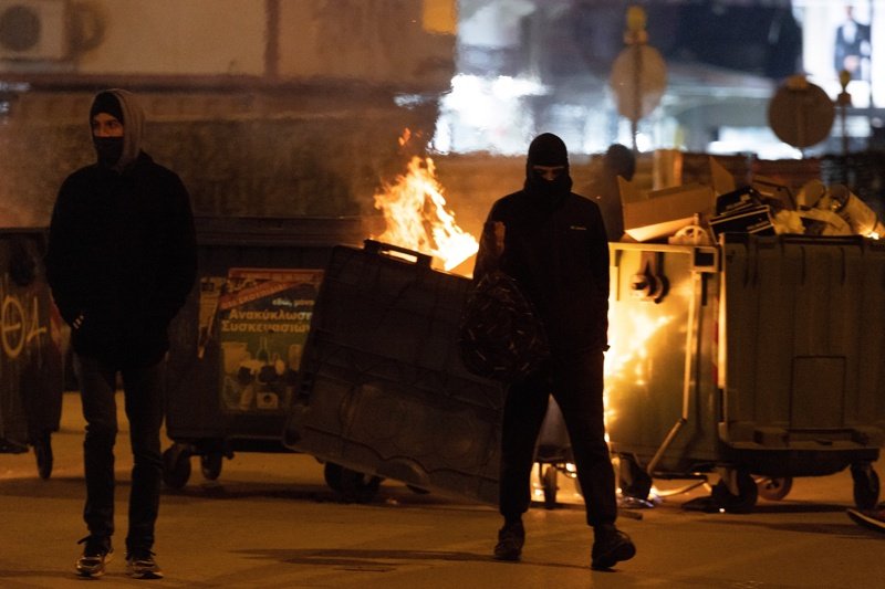 Протестите в Гърция прераснаха в сблъсъци с полицията. Продължава стачката в железниците