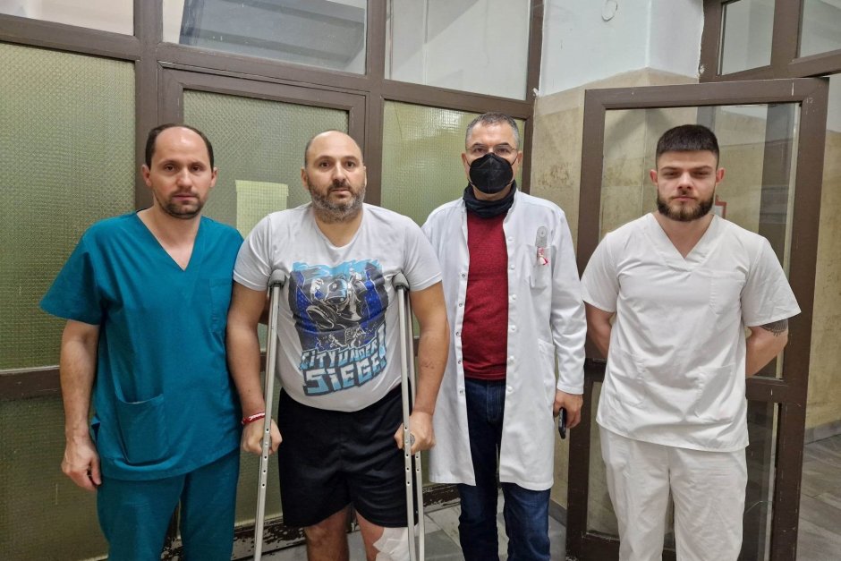 39-годишният мъж с проф. Пламен Кинов (вторият от дясно на ляво) и двама от физиотерапевти от Клиниката по физиотерапия и рехабилитация на ИСУЛ.