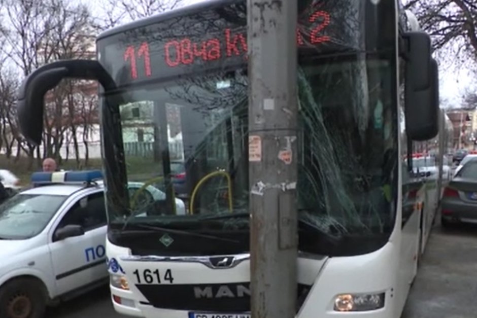 Автобус на градския транспорт се заби в стълб в София