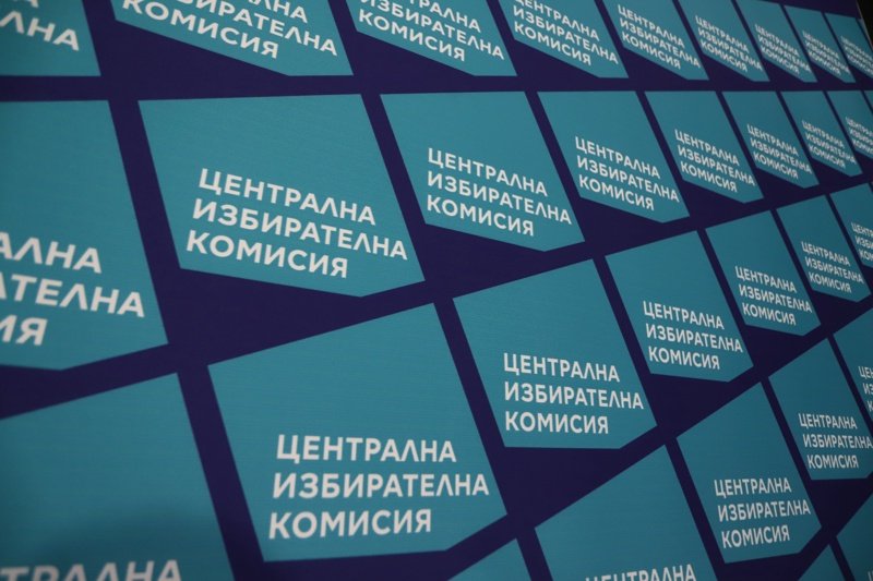 "Хартиената коалиция" се пренесе в ЦИК. Цветозар Томов отказва да е говорител на комисията