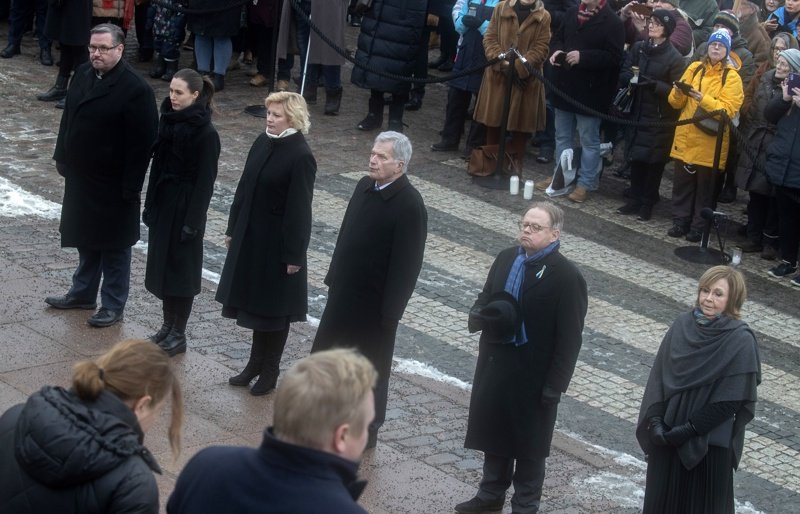 Финландският президент Саули Ниинисто, министър-председателят Санна Марин и украинският посланик във Финландия Олга Диброва поставят свещи на стъпалата на катедралата в Хелзинки на церемония "Светлина за Украйна" по повод първата годишнина от руската инвазия в Украйна. Снимка:ЕПА/БГНЕС