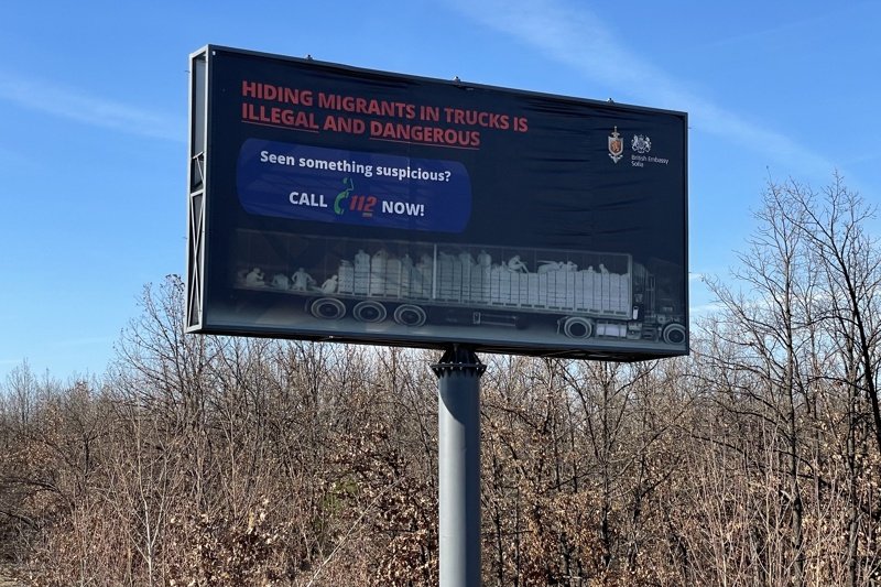 На магистрала "Тракия" вече са поставени билборди, призоваващи гражданите да бъдат бдителни за мигранти. "Укриването на мигранти в камиони е незаконно и опасно. Видяхте нещо подозрително? Обадете се на 112 сега!". Сн.БГНЕС