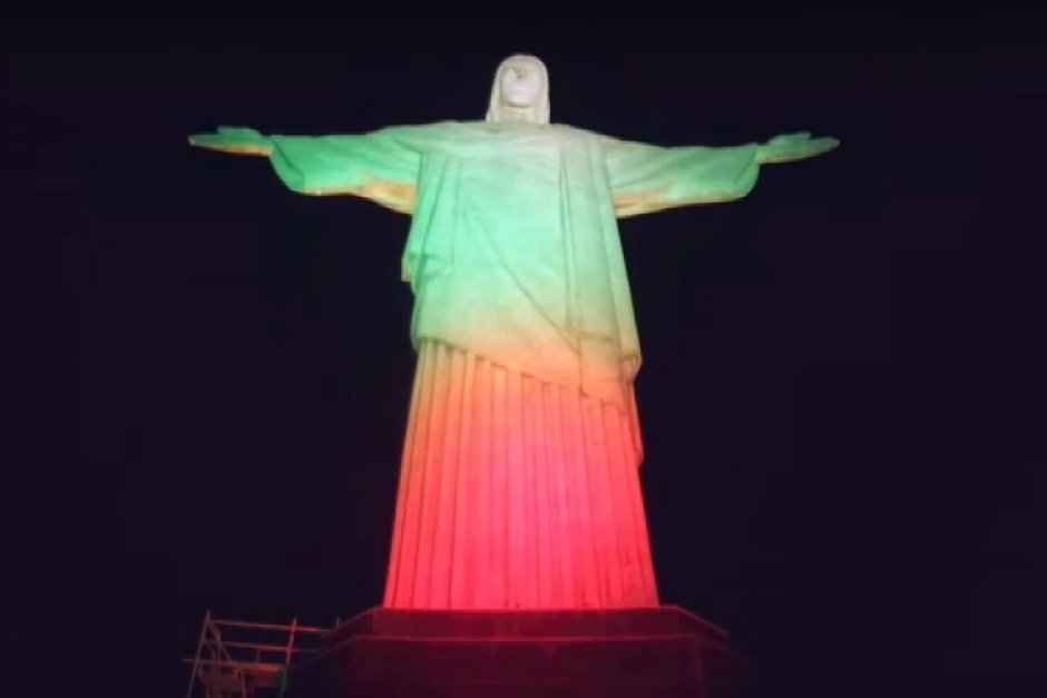 Статуята на Христос в Рио грейна в цветовете на българския флаг