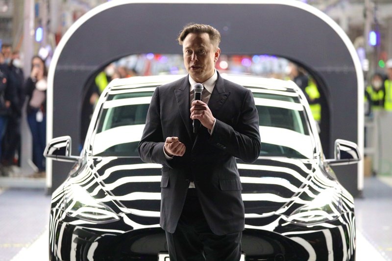 Акционери заведоха дело срещу "Тесла" и Мъск заради безопасността на самоуправляващите се коли