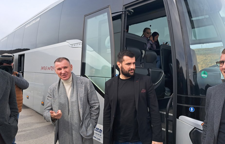 Велико Желев се вози в автобус заедно със журналистите по магистрала "Хемус"