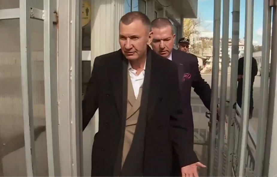 Велико Желев излиза от ареста с адвоката си Менко Менков