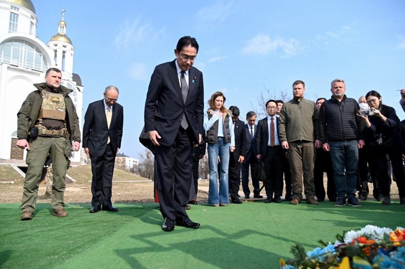 Японският премиер Фумио Кишида в Буча, Сн. ЕПА/БГНЕС