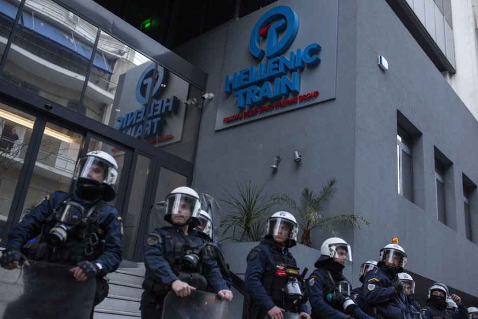 Полицаи пазят централния офис на гръцките железници в Атина, сн. GettyImages