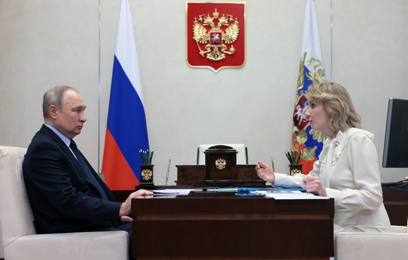 Руският президент Владимир Путин и комисарят по въпросите на децата Мария Лвова-Белова.
