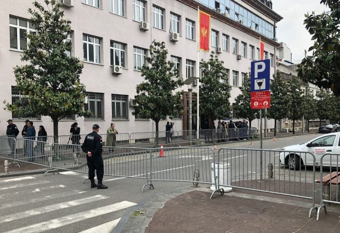 Един загинал при взрив на граната пред съда в Подгорица