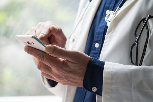 Лекарите вече могат да предписват лекарства през мобилно приложение