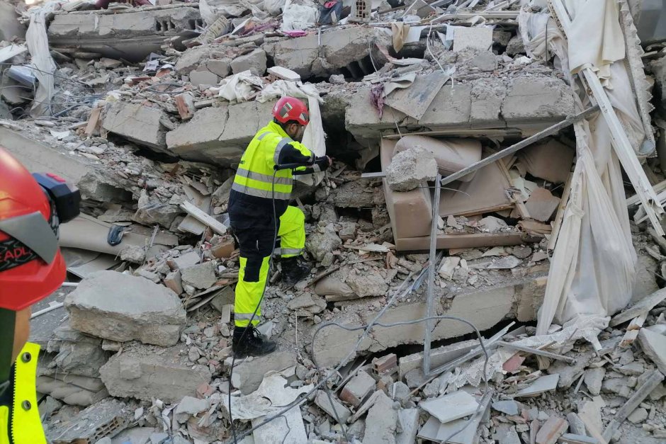 Екипи на аварийното звено помагаха при спасителните операции след земетресенията в Турция и Сирия. Сн. Столична община