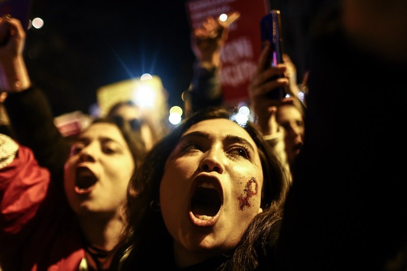 Сблъсъци между полиция и участници в осмомартенска демонстрация в Истанбул