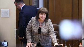 Финансовият министър даде заден за апокалиптичните прогнози
