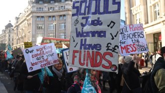 Хиляди младши лекари във Великобритания стачкуват
