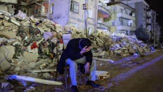 Жертви и ранени след нови силни земетресения в Турция