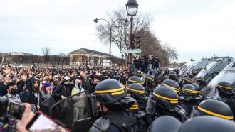 310 души бяха задържани във Франция в протестите срещу пенсионната реформа