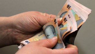 Служителите на минимална заплата в Румъния са скочили двойно. Каква е причината?